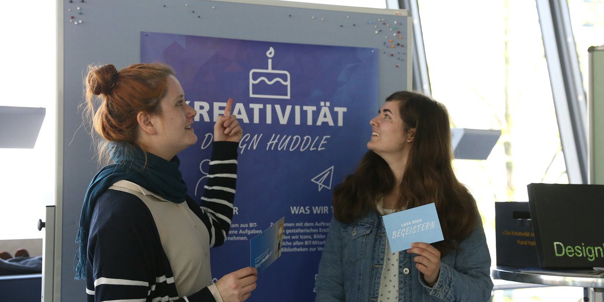BIT_OFIT's tweet photo. Wie kreativ im #BIT gearbeitet wird zeigen uns Selina und Eva vom #DesignHuddle. Die Crew unterstützt BIT Mitarbeitende bei allen Fragen rund um Desing und Gestaltung. https://t.co/MB5Y6MGQ3g