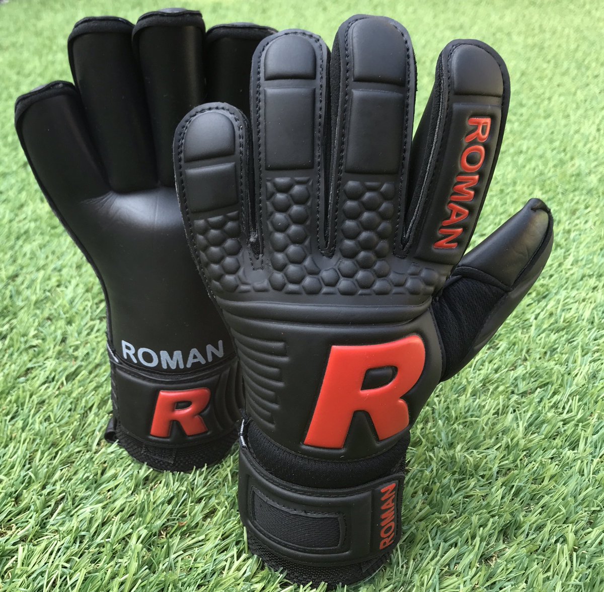 RomanGKgloves's tweet photo. ⚽️Competition Time⚽️

We’re feeling generous here at Roman HQ so we’re doing a free giveaway of our Roman R1!!

All you have to do to enter is:
1. Like this page 
2. Retweet this tweet 
3. Tag 2 keepers you know
4. Comment your size (5-11)

ENDS BANK HOLIDAY MONDAY AT 8PM!! https://t.co/yUP1oxQmBt