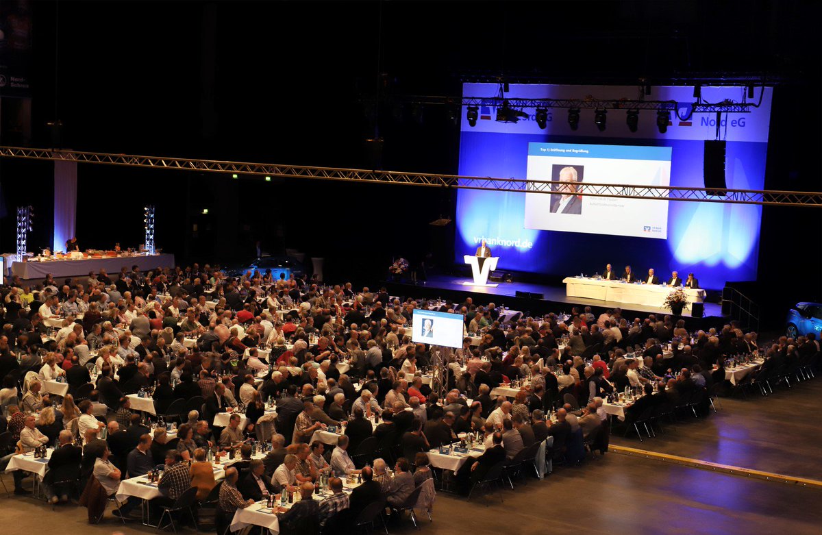Vertreterversammlung 2019 
Es war schon eine besondere Kulisse auf unserer Vertreterversammlung am 21.05.2019 in der Flens-Arena. Fast 500 Vertreter sind der Einladung gefolgt, um sich über den Verlauf des Geschäftsjahres 2018 umfangreich vom Vorstand informieren zu lassen.