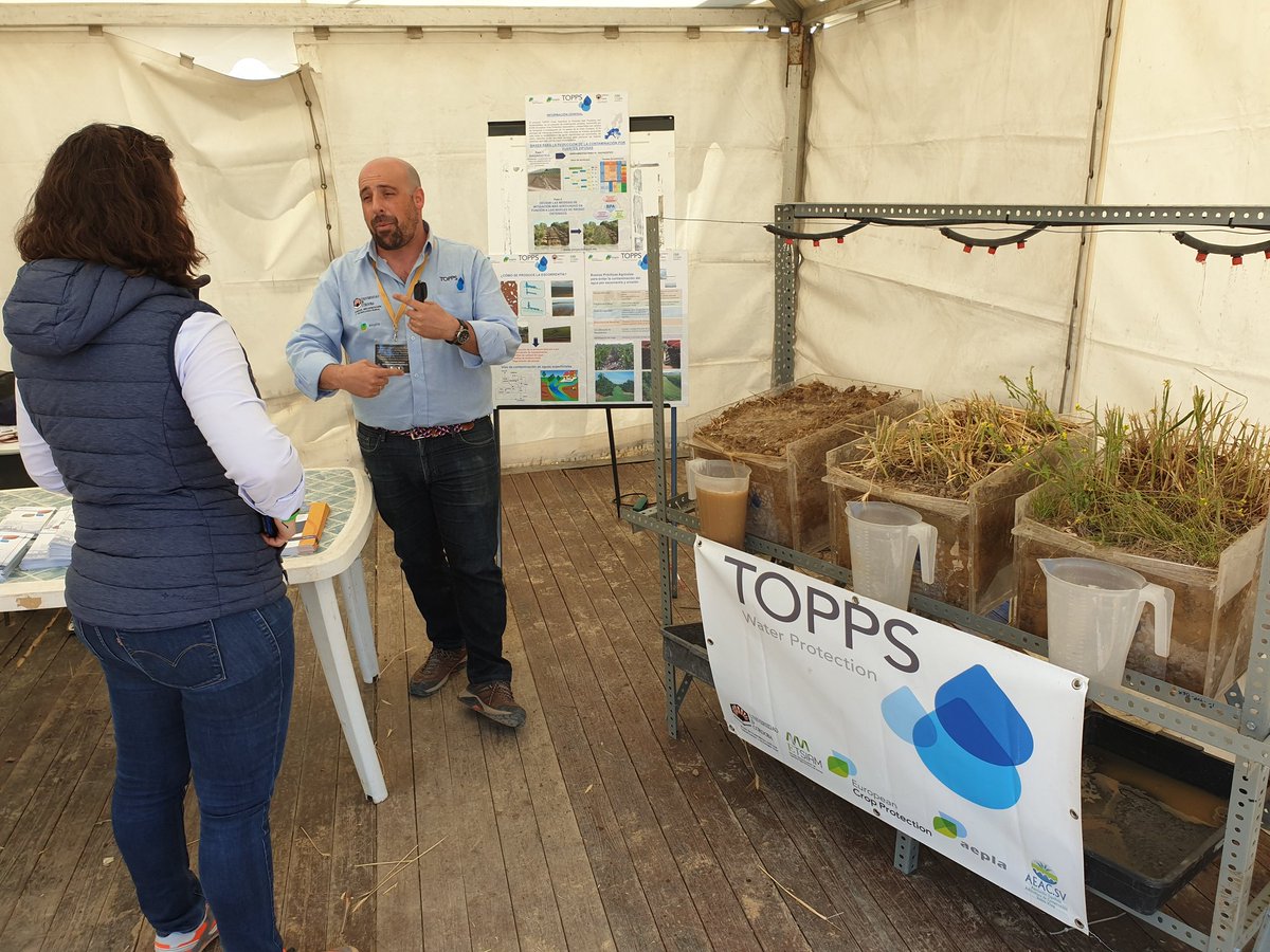 Julioromvaz's tweet photo. Seguimos mostrando en stand de @aepla_asoc en @DEMOAGRO los beneficios para el #suelo y el #agua que supone la implantación de #buenaspracticasagricolas. El simulador de #escorrentía muestra claramente los resultados. #proyectotopps #toppswater @AEACSV @ETSIAMCordoba https://t.co/5HMIkgcJPy