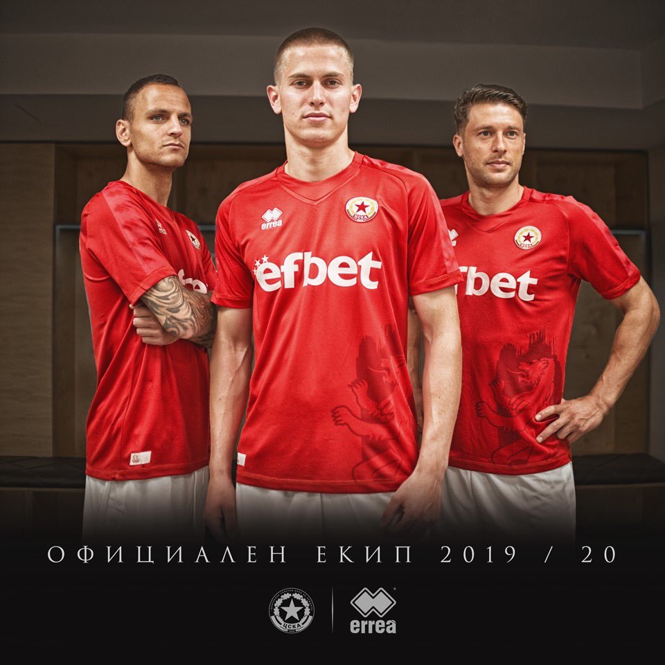 fcCSKA1948's tweet photo. 📍 Новият лъвски екип на ЦСКА ще направи дебют срещу Локо София този следобед! И на терена, и във фен шопа.
📍 Може да го купите този следобед от мобилния магазин пред националния стадион или да го поръчайте онлайн https://t.co/2Ex2BcX2Xj

#НиеСмеЦСКА
#НапредАрмейскиЛъвове https://t.co/hX2e72YJKH