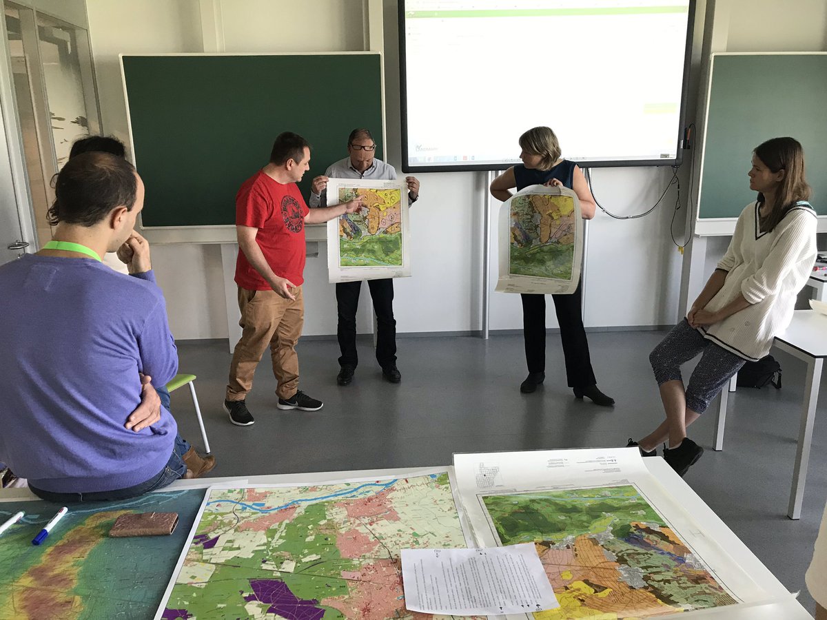bioluisinho's tweet photo. ... and this morning a masterclass from Rachel Creamer @SBL_WUR linking #soil properties & functions, showing the latest advances from the @Landmark2020 project.
Just brilliant!
#ISRIC https://t.co/n2k97X6O3I