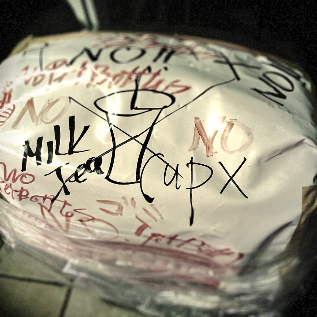 momomoph's tweet photo. ここの自販機のゴミ箱は、いつもタピオカと壮絶なバトルを繰り返しています…。
#lenro https://t.co/xpXB38X8IC