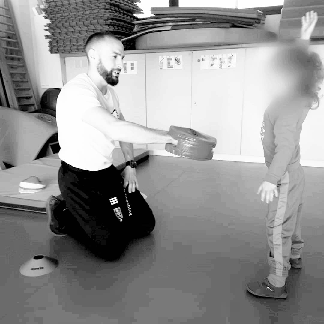 ARB_Coaching's tweet photo. Le mois dernier, ARB #coaching est parti dans une #ecole maternelle.
L'occasion de #sensibiliser les #enfants dès à présent aux #violences physiques et leur #enseigner qu'un combat ne peut être qu'un #art, jamais une #solution !
Une #expérience enrichissante.

#education https://t.co/YxGyh7M3f7