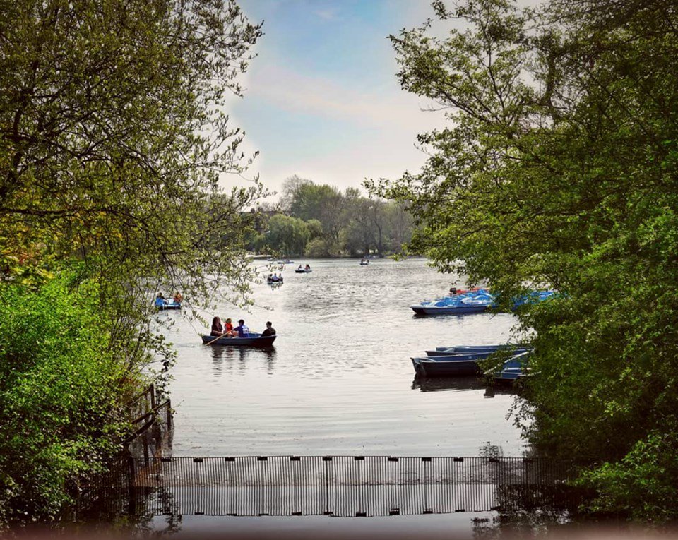 A view that never fails to make us stop and stare... 😮

@ Regents Park 📸 richard_linnell on IG