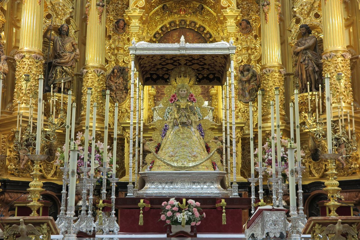hdadmatrizrocio's tweet photo. En la pasada noche, las hermanas camaristas, procedieron a entronizar en su paso procesional a la Santísima Virgen del Rocío, que en #ElRocío19 luce un nuevo traje completo, realizado en el taller de bordados del jerezano Fernando Calderón. El Pastorcito viste a juego. https://t.co/DX643k21Bn