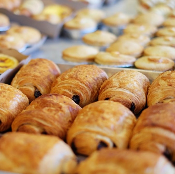 rannececile's tweet photo. Suite au débat enflammé entre "pain au chocolat" et "chocolatine", le verdict est tombé : 84% des Français préfèrent "pain au chocolat" (source : @IfopOpinion). Mais nos amis du Sud-Ouest peuvent toujours commander leur chocolatine. Et, je vais de ce pas chercher ma viennoiserie. https://t.co/pBg2SPOqMr