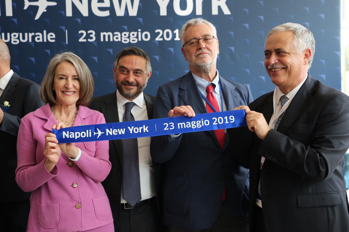 Da oggi #Napoli e #NewYork 🗽saranno ancora più vicine! Questo nuovo collegamento diretto <a href="/united/">United Airlines</a> renderà ancora più forti i legami tra la Campania e gli Stati Uniti, e faciliterà sia il turismo che le attività economiche. @AeroportoNapoli 🇮🇹🛫🇺🇸