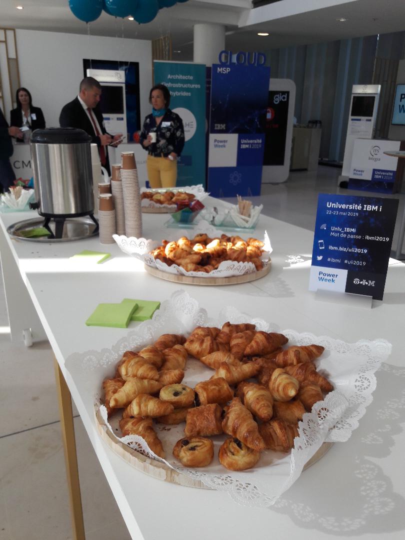 AudePereira1's tweet photo. On commence bien la journée à la #IBMPowerWeek !
4ème jour aujourd'hui : la parole est donnée à nos partenaires ! https://t.co/GJ1XgirmeB