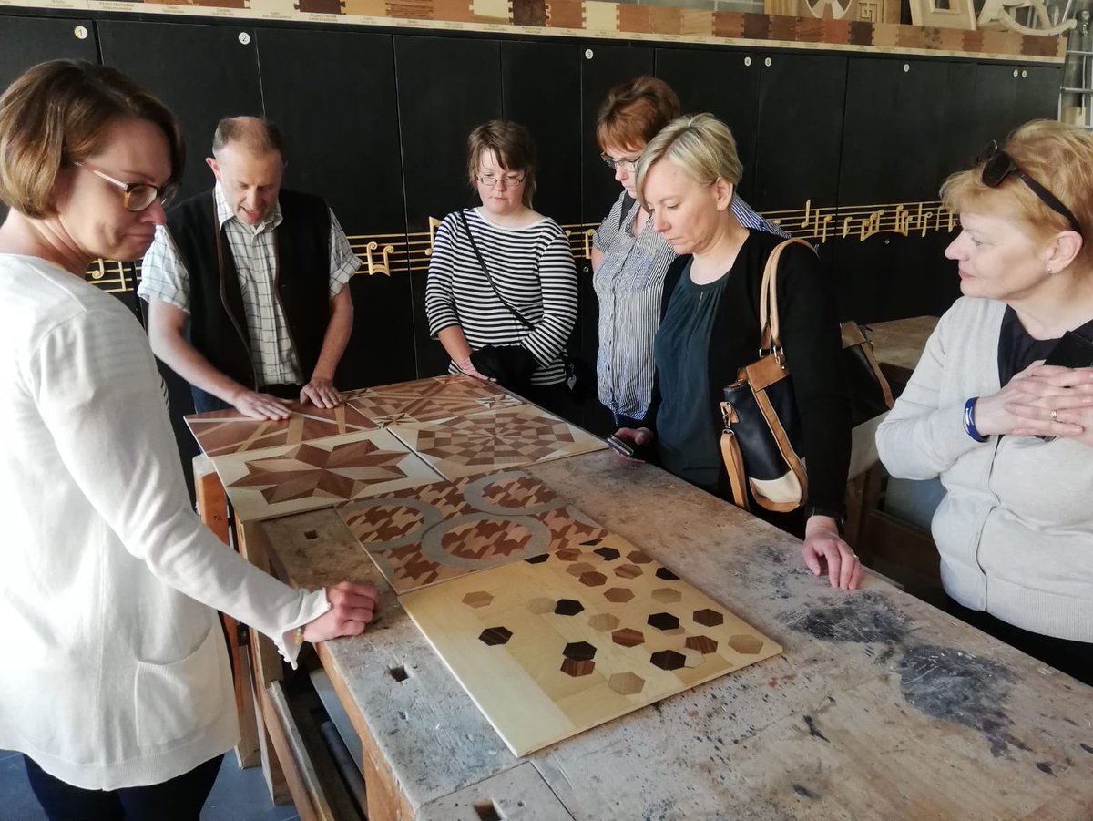 AmiciDiCometa's tweet image. #RealityBasedLearning and the #SchoolEnterprise approach applied in the #Wood sector in Cometa | #day3 of study visit for @axxell_finland delegates at @contradascs with @LaureenDepalma and the teacher #PietroGarbagnati