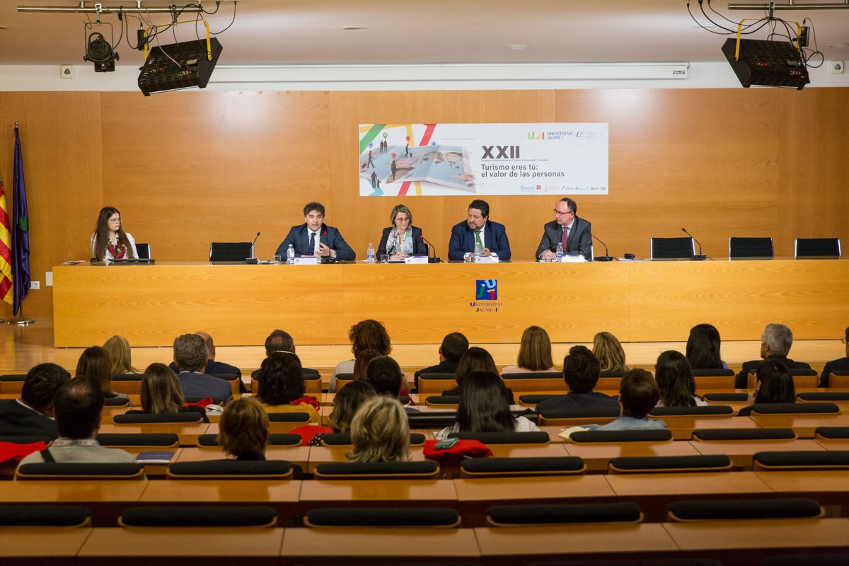 fue_uji's tweet photo. 👏👏Comienza la segunda jornada del XXII #Congreso Internacional de #Turismo Universidad-Empresa. Os dejamos con imágenes de ayer. 😃Hoy hablaremos de empleados felices, resultados positivos. La importancia del bienestar, entre otros muchos temas #SomUJI #tourism #turisme #FUEUJI https://t.co/msSN8b8Zyc