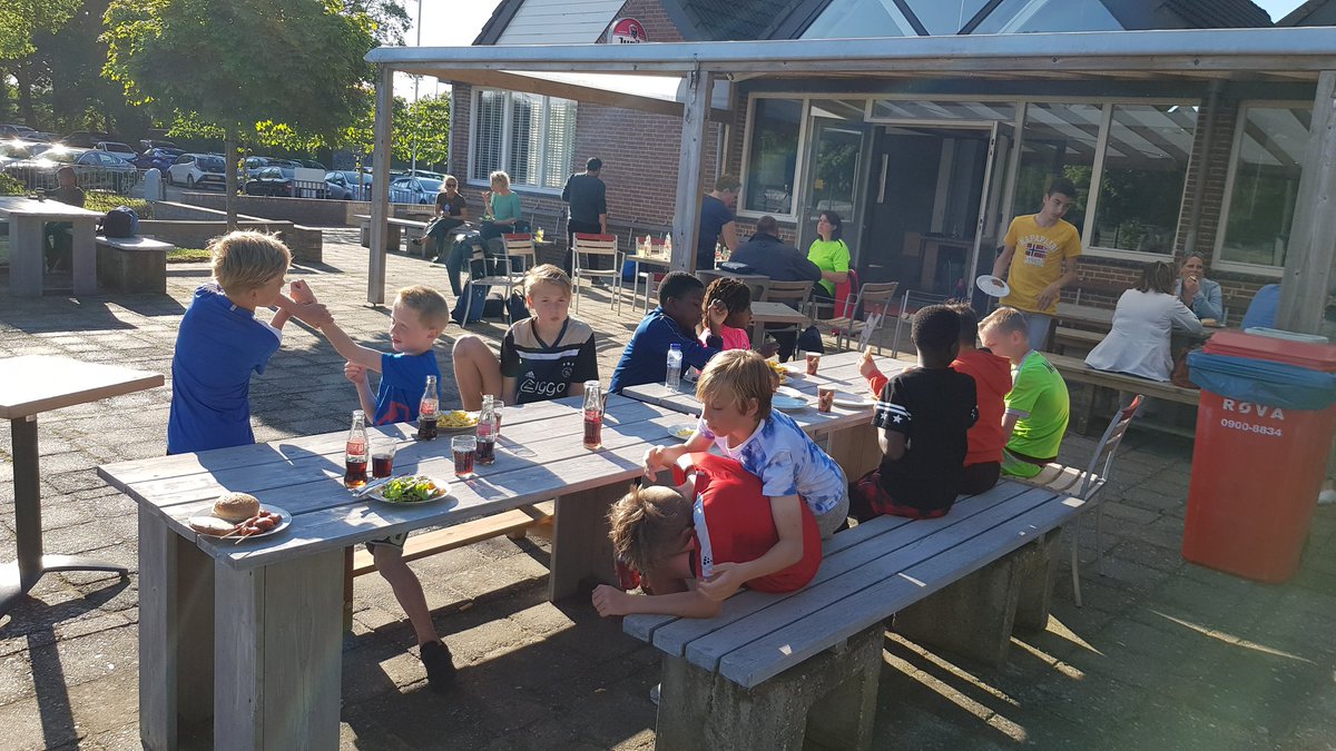 <a href="/PECZwolle/">PEC Zwolle</a> o9 en o10 hielden gisteren de jaarafsluiting op de <a href="/sportcampus038/">Sportcampus Pelikaan</a>. Met diverse activiteiten, een lekkere barbecue en een gastoptreden van balkunstenaar <a href="/joshuaagteres/">Joshua Agteres</a> een zeer geslaagde dag!
#samenbeleven #sportcampus