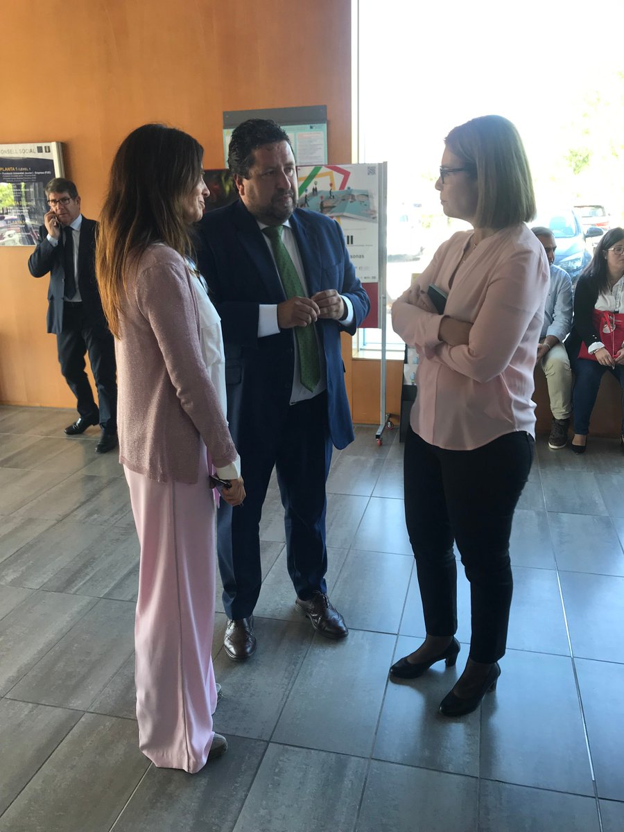 fue_uji's tweet photo. 👏👏Comienza la segunda jornada del XXII #Congreso Internacional de #Turismo Universidad-Empresa. Os dejamos con imágenes de ayer. 😃Hoy hablaremos de empleados felices, resultados positivos. La importancia del bienestar, entre otros muchos temas #SomUJI #tourism #turisme #FUEUJI https://t.co/msSN8b8Zyc