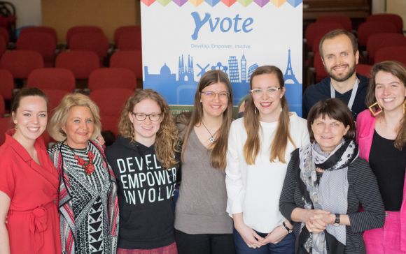 ErasmusplusNL's tweet photo. #thistimeivote #jeugd Hoe overtuig je jongeren dat Europa hun stem wel degelijk hoort 🤓? Dat weten de organisatoren van het congres Y Vote als geen ander 🤩. Y Vote is een Europa breed project dat zoveel mogelijk jongeren tot geïnformeerde stemmers 👩🏫: https://t.co/K3z5OJShFy https://t.co/XQYeDZ1iRa