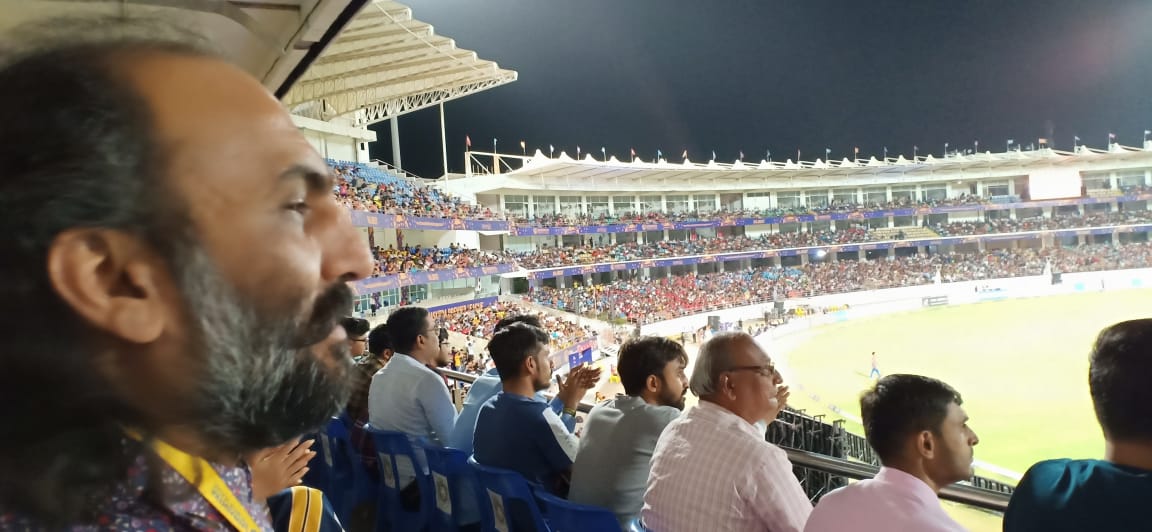 આપણી સૌરાષ્ટ્ર પ્રીમિયર લીગ અને એ પણ આપણાં પોતીકા રાજ્યપાલ વજુભાઈ વાળા સાથે જોવાનો જલસો જ કોઈ ઔર હોય.
ફાઇનલ મેચમાં ઝાલાવાડ ઝુમ્યું ને સોરઠ ગરજી ઉઠ્યું 
SPL....   સૌરાષ્ટ્રના ક્રિકેટરો માટે દિવાળી છે 
આયોજકો અને રમતવીરોને ઘણી ખમ્મા..
#sairamdave #rajkot #saurashtrapremierleague