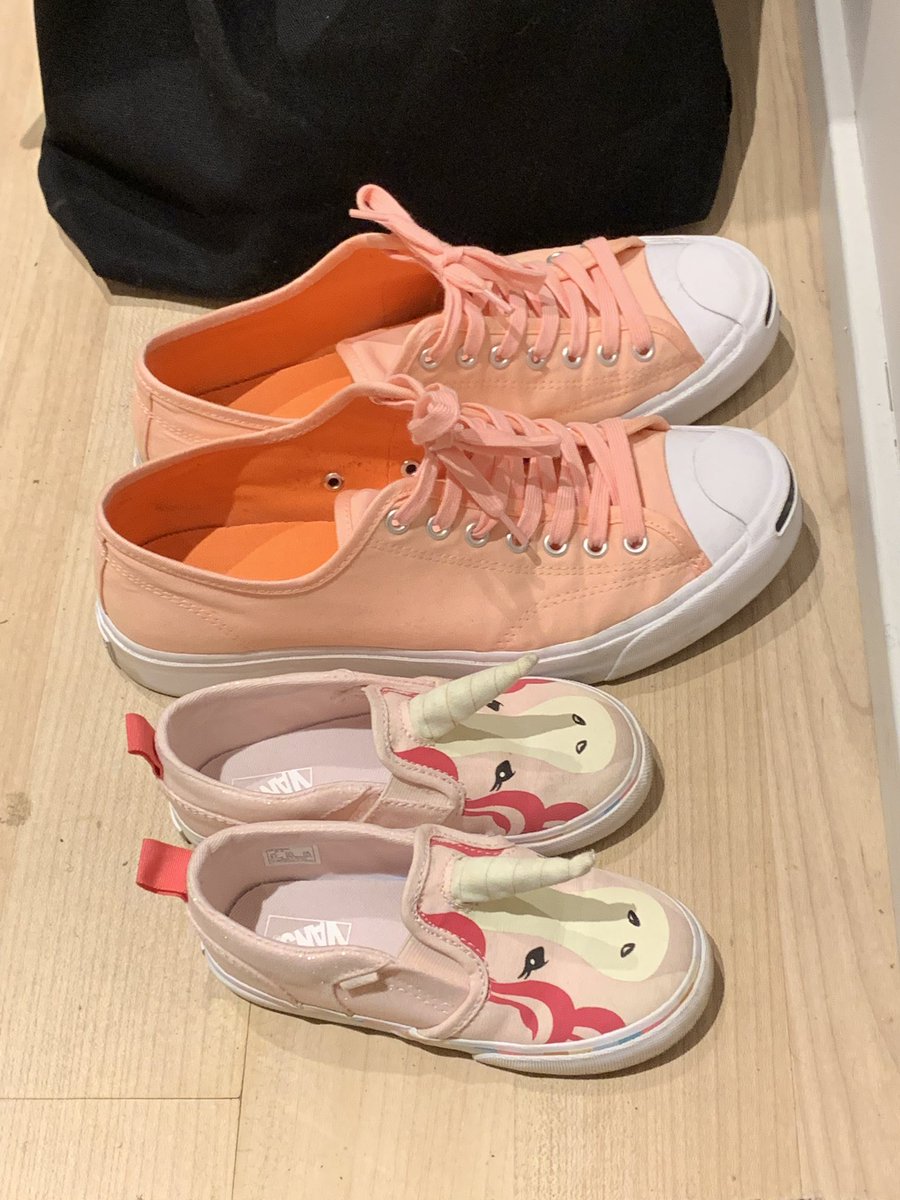 pasinikkanen's tweet photo. Heading to @HappySignalsLtd HUG event, wondering which shoes to pick 🤔 https://t.co/IfQmtV6hjj