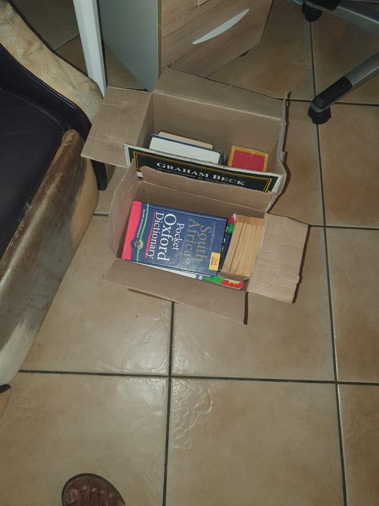 LuthandoZibeko's tweet image. This morning a dear friend of mine, Sabelo Mzanywa donated 10 Dictionaries towards our #LibraryInitiative in Atteridgeville.
#BookDrive
#GodIsGood 🙏