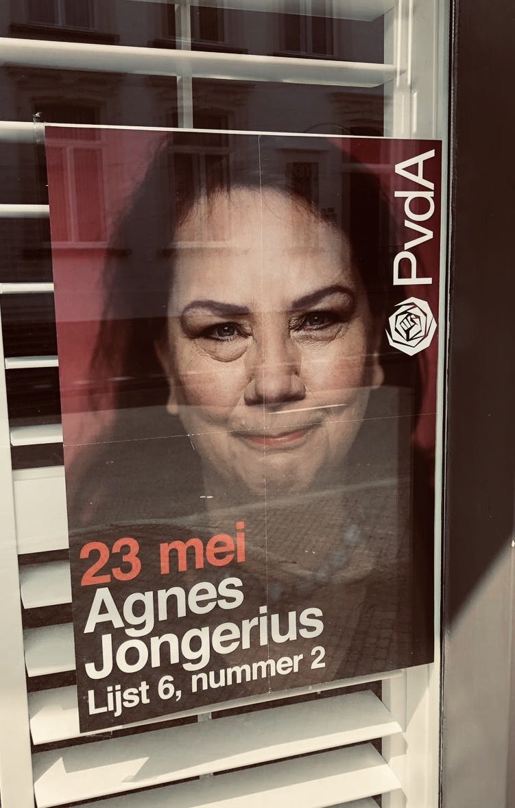 AnitaNL's tweet photo. Daad bij de poster vanochtend +2 @a_jongerius 
Gebruik je stemrecht a.u.b. #omdathetkan #pvda #agnesvooreuropa https://t.co/Yw05WZJ0Pl