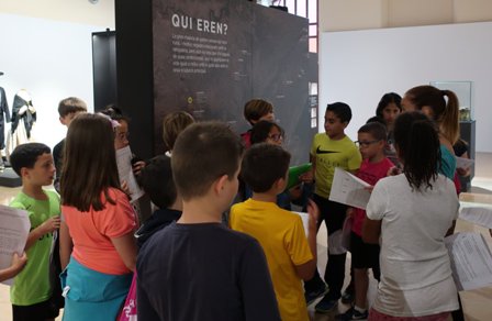 museuterresebre's tweet photo. Avui visiten al Museu l'exposició "#Gaites, #gralles i #dolçaines” els alumnes de 4tA i 4tB d’educació primària del col•legi #ConsolFerré d’#Amposta, per elaborar el conte "La gaita d’en Jan", guiats per Clàudia Giménez, #música, mestra de música i autora del material didàctic. https://t.co/BQtGvTiRd1