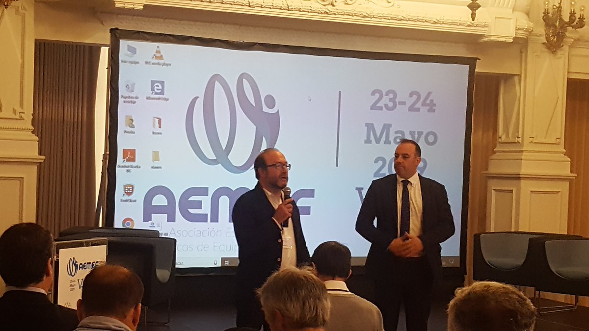 Comienza el #XXIIICursoAEMEF en A Sede del <a href="/RCCelta/">Celta</a>, dan la bienvenida el presidente de <a href="/AEMEF_/">AEMEF</a> , Dr. Rafael Ramos (<a href="/TraumamedVallad/">Clínica Traumamed</a>) y el Dr. Ángel Piñeiro.