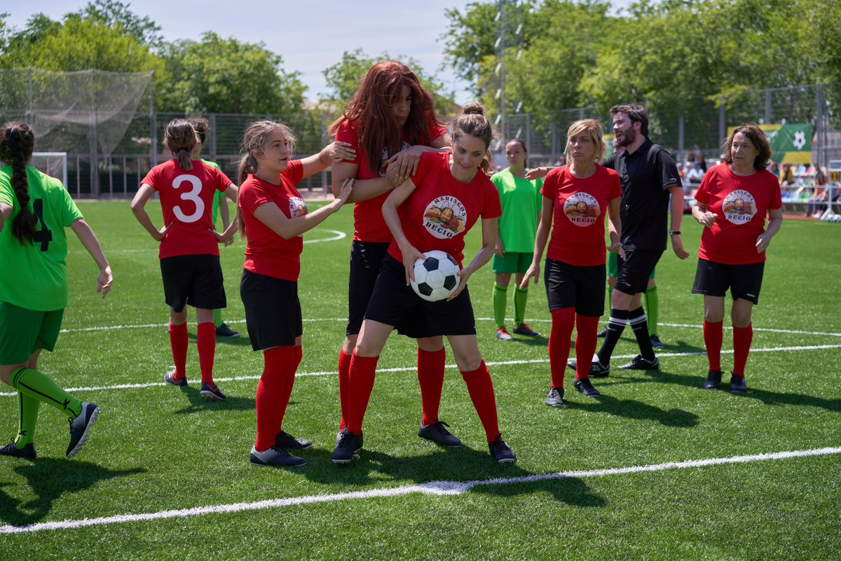 la_queseavecina's tweet photo. ¡El equipo de fútbol femenino de Montepinar es lo más! 🔝 Pero lo que no se le ocurra a Amador...🙈 ¡Ya puedes volver a ver el último capítulo en @PrimeVideoES! https://t.co/4s9FCjYQ4a #MeGustaLQSA https://t.co/Ow8IEDpzmS