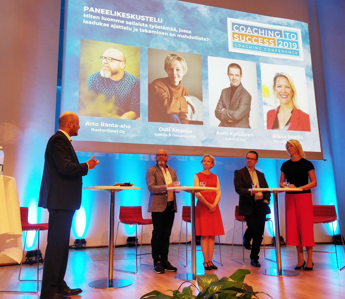 coachingfinland's tweet photo. Jokainen voi löytää tärkeitä pysähtymisen ja hiljaisuuden hetkiä päiväänsä omalla tavallaan, pohtivat paneelikeskustelijat Arto Ranta-aho, Outi Ampuja, Antti Kylliäinen ja Riikka Mattila. Vetäjänä Juha Kangas. #coachingtosuccess2019 https://t.co/FUpHwXXQqv