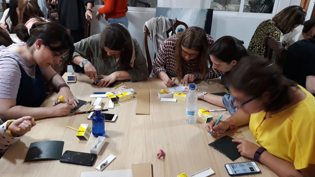 EncUniv's tweet photo. El día de ayer en Encuentros tuvo un colofón increíble! Realizamos un taller de grabados con Isabel Schez. Bella, "Isabeloide" y cerramos la jornada con una tertulia muy inspiradora a cargo de Grilex, #rapero #cristiano. #EU19 #cultura #arte #música #diálogo #reflexión https://t.co/cQWn5VOH34