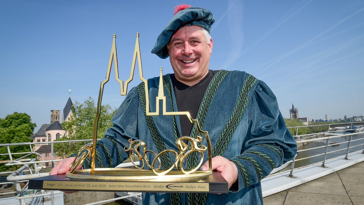 Cool. Graf von Berg startet beim <a href="/skodade/">Škoda Auto Deutschland</a> #Veldom am 2. Juni beim Radsportfest am Rhein. <a href="/wirsindradsport/">german cycling</a> <a href="/koelnnews/">Köln Nachrichten</a> <a href="/koeln_de/">koeln_de</a> <a href="/CyclingPR/">FlessnerSchmitz</a> <a href="/DeineTour/">Lidl Deutschland Tour</a> #VCS #domblick <a href="/radsportinnrw/">Radsport in NRW</a> <a href="/RadsportNewscom/">Radsport News</a> <a href="/radnet/">rad-net</a> #grafvonberg <a href="/BergischesLand_/">Bergisches Land</a>