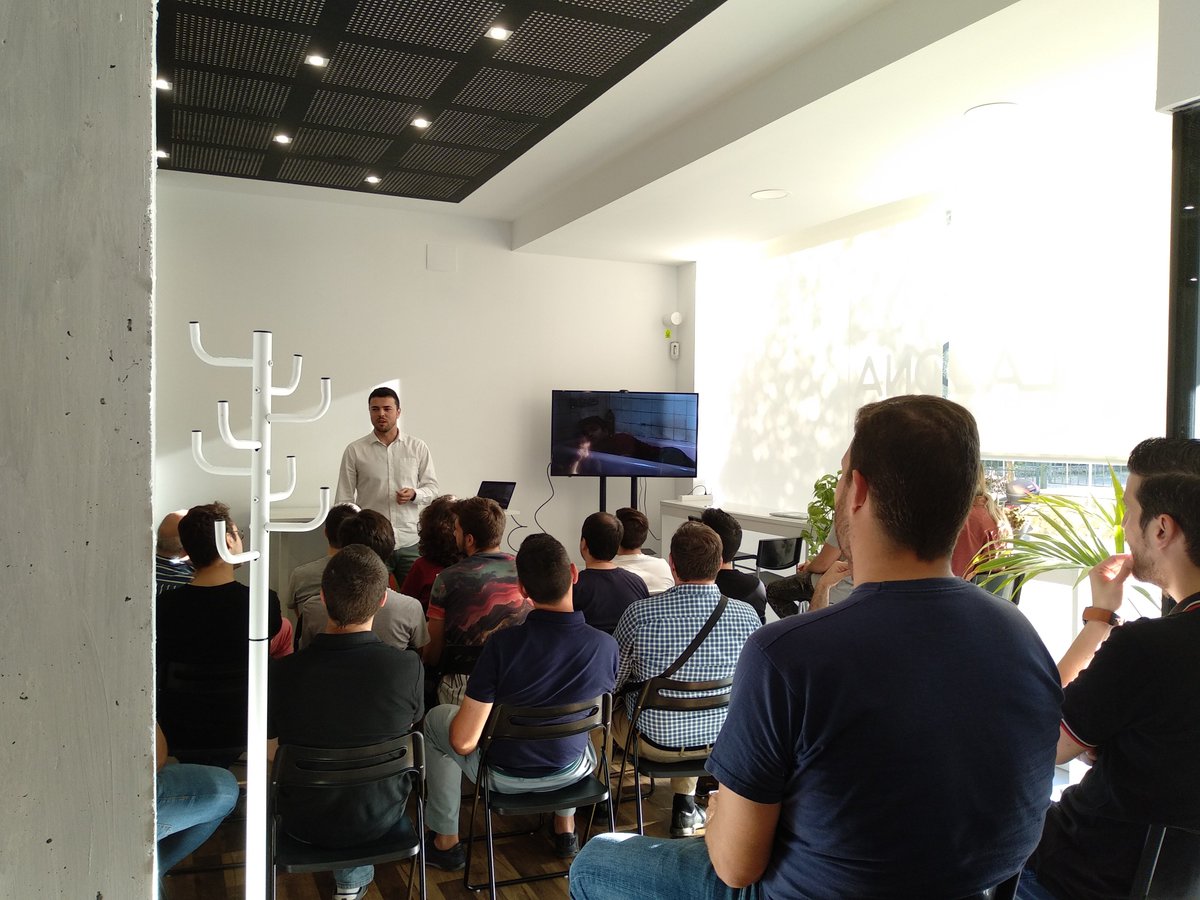laZonaCoworking's tweet photo. Tarde muy top junto a la comunidad de #Python #Córdoba 🐍🔝 https://t.co/g5hT4j3JuC