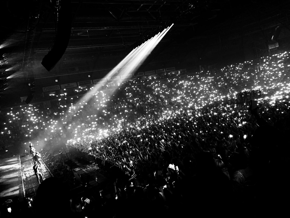 jennysinead's tweet photo. What a night 🙌🏼 @westlifemusic #TwentyTour https://t.co/2sVjA2Qgs9