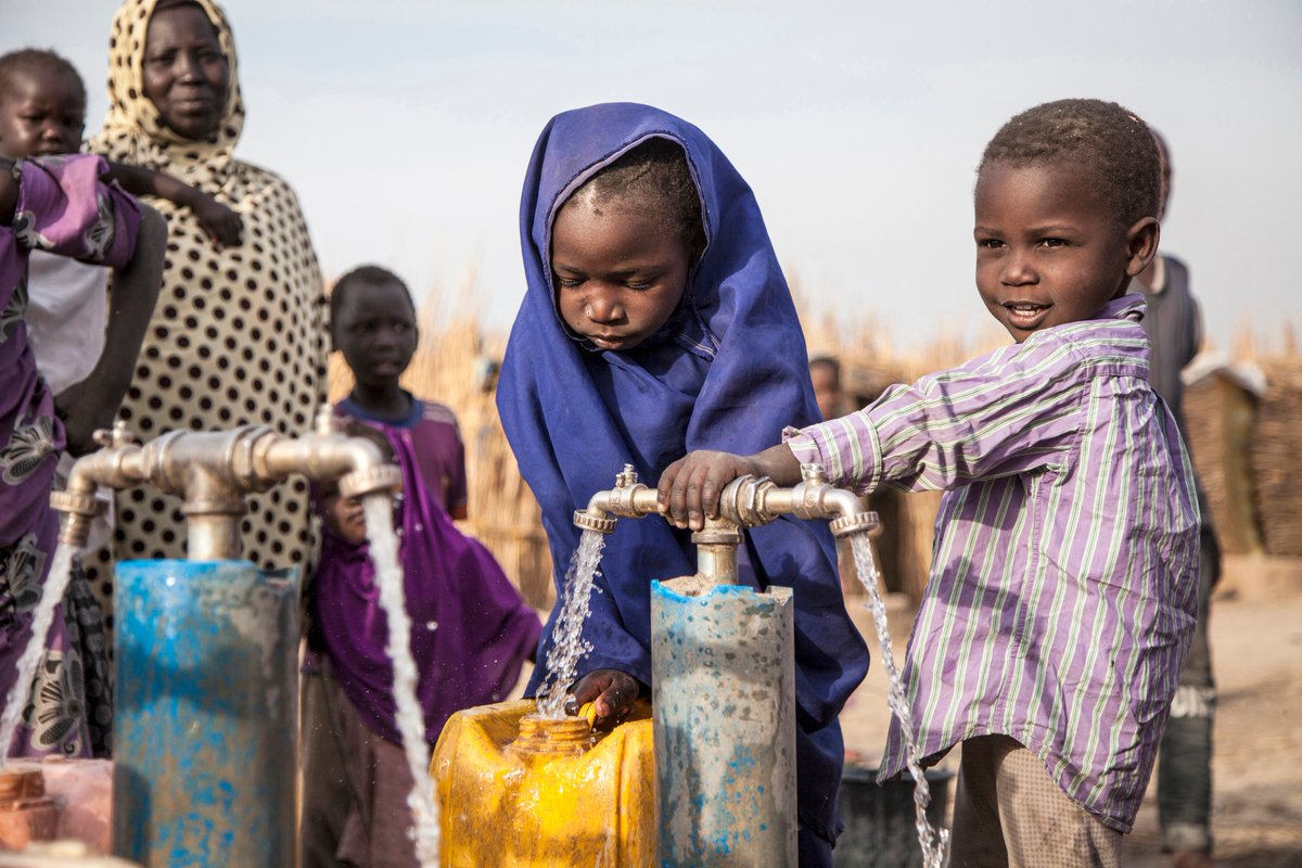 No child should have to drink dirty water. 💧

In countries affected by conflict, more children die from diseases caused by unclean #water and poor #sanitation than from violence. uni.cf/under-fire