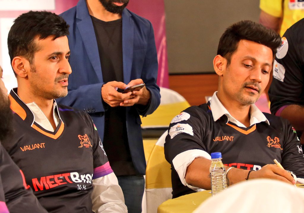 HorsesMumbai's tweet photo. .@HorsesMumbai Owner &amp; Brand Ambassador @meetbros  @Mann_meetbros @MeetBrosHarmeet and Team Manager Kapil Sahni during #VPLPlayersDraft 
#MBMUSICVPL #ValiantVPL #ValiantPremierLeague #VPL2019 #CricketLeague #MumbaiHorses #VPLinDaman  #Cricket #meetbros #manmeetsingh #harmeetsingh https://t.co/3xlTj6ozWa