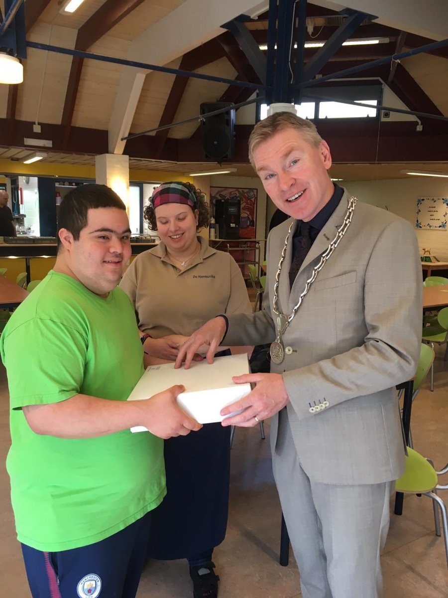 JanTreffersSHL's tweet photo. Burgemeester #Rehwinkel #Zaltbommel stemt ook bij stembureau @sHeerenLoo.
Nieuwe Tijningen 9. https://t.co/8eDIsPKfzM