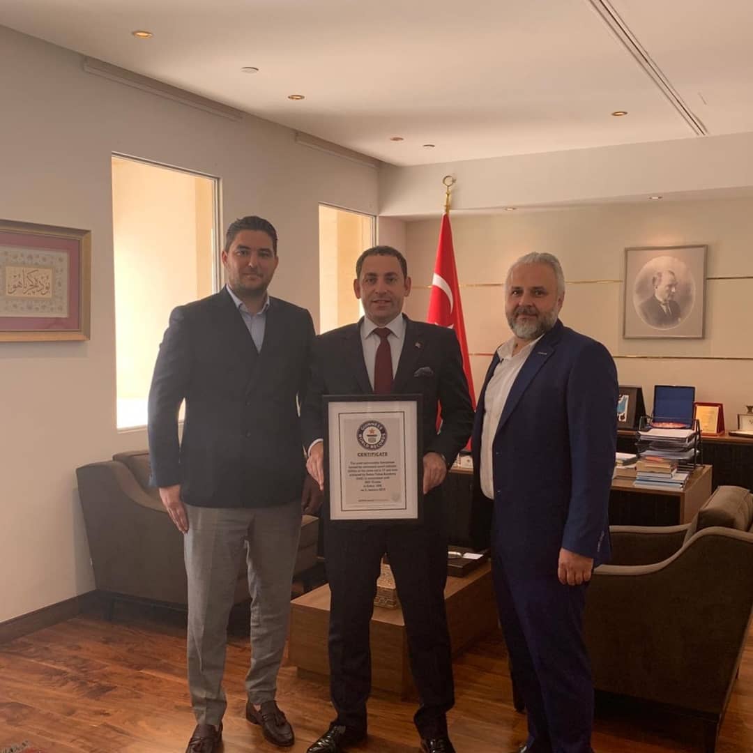 TC_DubaiBK's tweet photo. En fazla ardışık formasyonla 300 insansız hava aracını sürü halinde Dubai'de uçurarak Guiness Rekoru kıran girişimcilerimiz Reha Kamiloğlu ve Umut Duvan ziyaretimize geldiler. Başarılarının örnek alınacak hikayesini anlattılar, bizi gururlandırdılar 🇹🇷🇹🇷

@SkDdrone https://t.co/kDBFbcSe22
