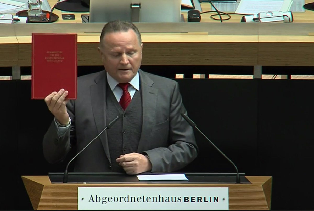 AfDFraktionAGH's tweet photo. 70 Jahre #Gundgesetz , wir halten die Verfassung hoch.
«Die Grundrechte sollen für alle Deutschen gelten. Aber wenn es um die #AfD geht, sollen sie zu Gnadenrechten degeneriert werden. Und die Altparteien spielen die selbstgerechten Monarchen der Neuzeit.»
@Georg_Pazderski https://t.co/PgRMtUD3ZB