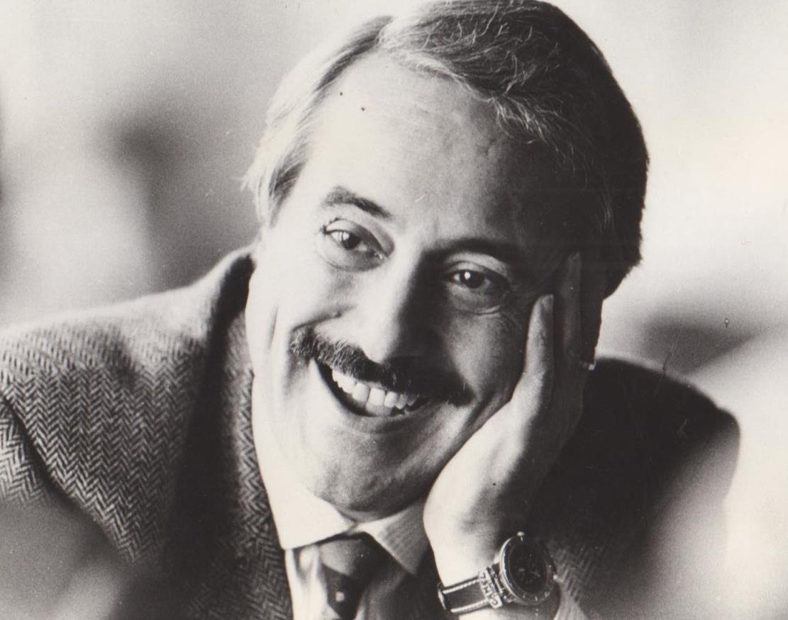 ItalyMFA's tweet photo. A 27 anni dalla strage di #Capaci, oggi, nella #GiornataDellaLegalità nel ricordare #GiovanniFalcone e tutte le vittime delle stragi di mafia, riaffermiamo l’impegno italiano nella lotta ad ogni forma di criminalità organizzata, in Italia e nel mondo. 

#PalermoChiamaItalia https://t.co/QUkp1pZMq9