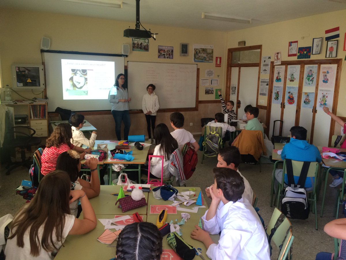 AFANION_'s tweet photo. La psicooncóloga de AFANION en Ciudad Real,Teresa Cervera, ha impartido charlas en el CEIP Maternidad de Tomelloso. Además, nuestra amiga Carmen ha contado a sus compañeros de clase su experiencia y cómo debemos tratar a los hermanos de niños afectados de cáncer. Gracias. 😘💪 https://t.co/VQBgxYJ85n