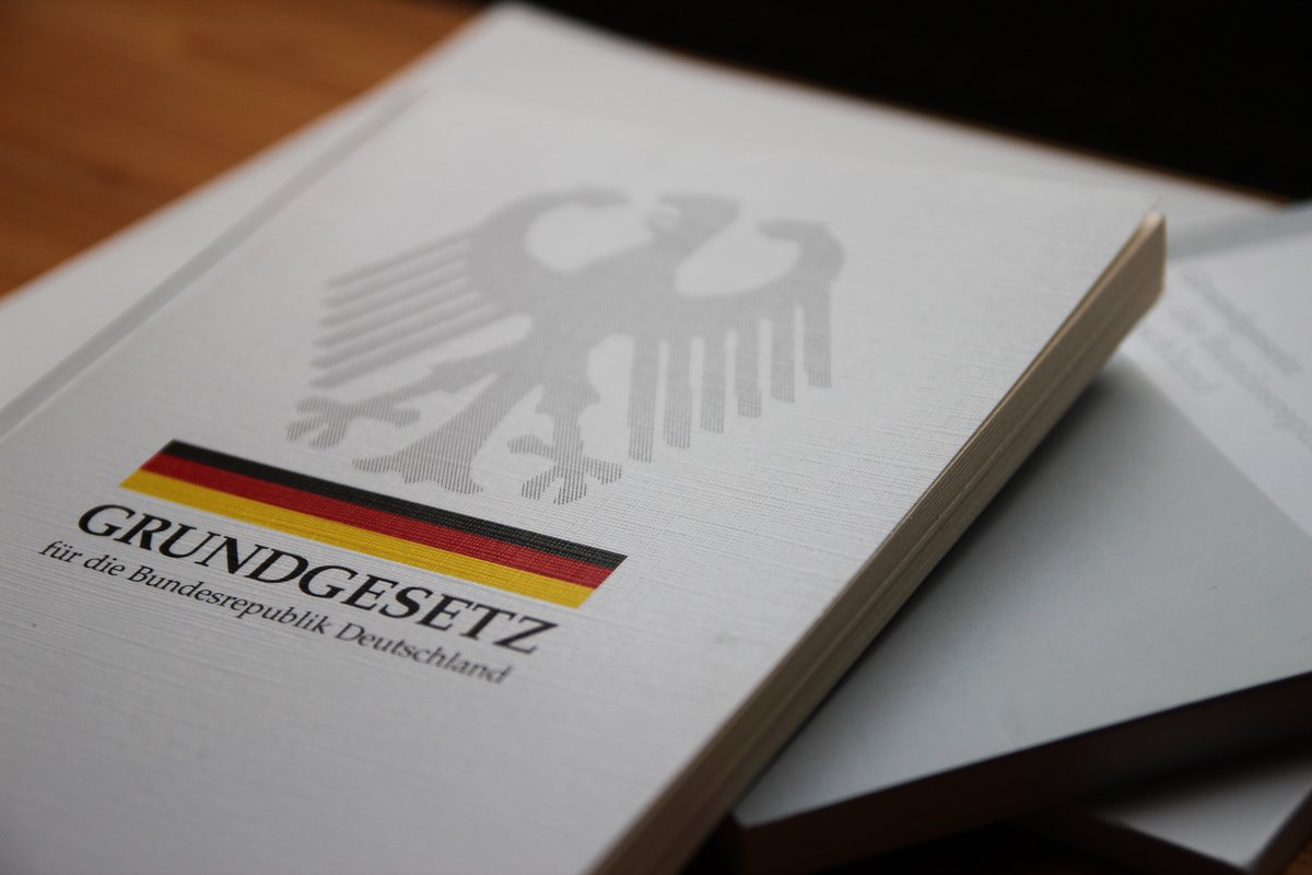 KAS_Thueringen's tweet photo. Heute ist der 70. Jahrestag des Grundgesetzes! Am 23. Mai 1949 wurde es vom Parlamentarischen Rat in seiner Abschlusssitzung verkündet. Die Ausarbeitung dauerte insgesamt 9 Monate. #70JahreGrundgesetz #ausgutemGrund https://t.co/PmsceRezZ8