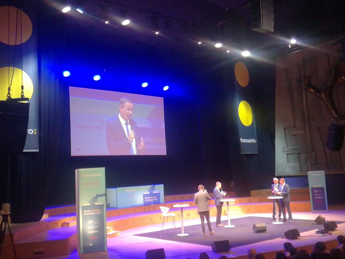 cbarbiere's tweet photo. Au débat #VotreEurope, @dupontaignan propose «d'éduquer les femmes» pour réduire la natalité trop élevée au #Sahel, mais pas les hommes, qui n'ont visiblement rien à voir avec la natalité. Franchement on marche sur la tête! https://t.co/clrHYd6GN0