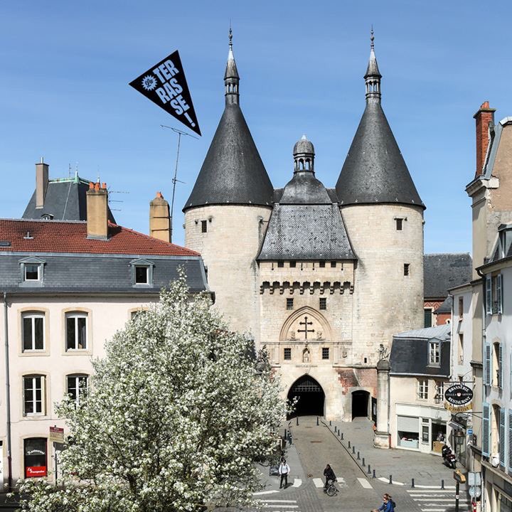 Mart1Winchester's tweet photo. #AnimationEstivale #Nancy
Cet après-midi 17h et jusqu’au 23/6, venez découvrir un nouveau lieu juché sur le toit de #PorteDeLaCraffe baptisé La Terrasse.
On y boit, on y mange, on y fait la fête au ❤️ de la #villevieille.
@laterrassenancy : une chouette #guinguette
@VilledeNancy https://t.co/RGXWjowM3s
