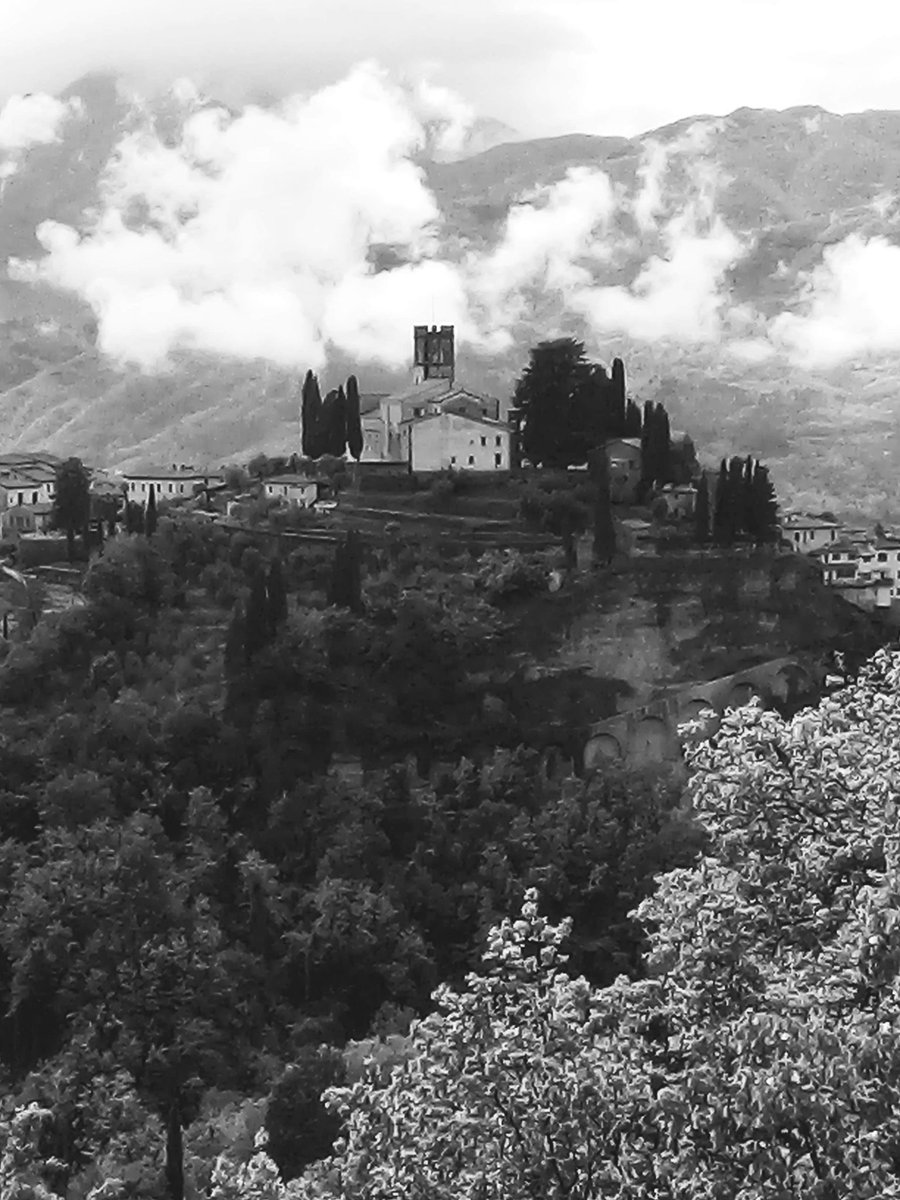 HilsTils1's tweet photo. Barga Duomo looking majestic! @VisitTuscany @barganews #happyholiday https://t.co/8FGz2MTqg6