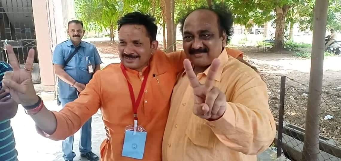 Pankajbhaidesai's tweet image. ખેડા લોકસભા ભાજપ ઉમેદવારશ્રી દેવુસિંહ ચૌહાણ ૧,૫૦,૦૦૦ મતોથી આગળ ચાલી રહ્યા છે અને જંગી બહુમતીથી જીતી રહ્યા છે...