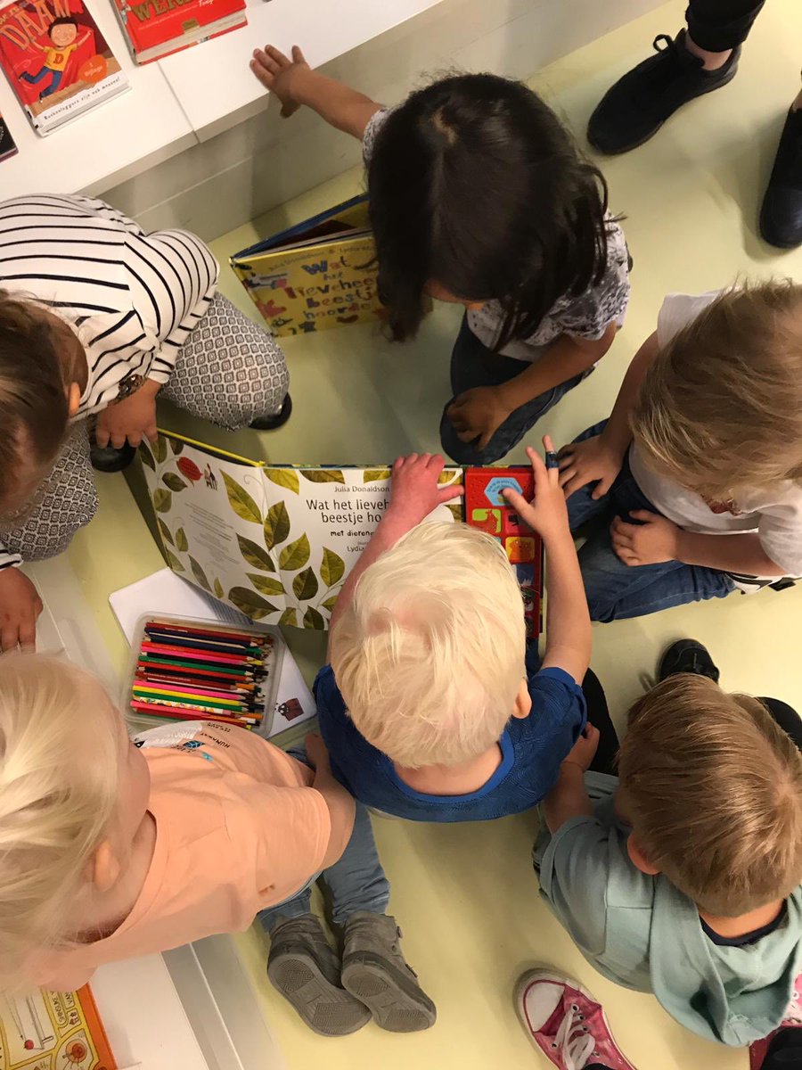 Vandaag is groep 1-2C op ontdekkingstocht in de bibliotheek <a href="/Biblionet/">Biblionet Drenthe</a> in @DeNieuweKolk. Samen ontdekken ze hoe leuk en leerzaam boeken zijn 📚📖 #lerendoejesamen