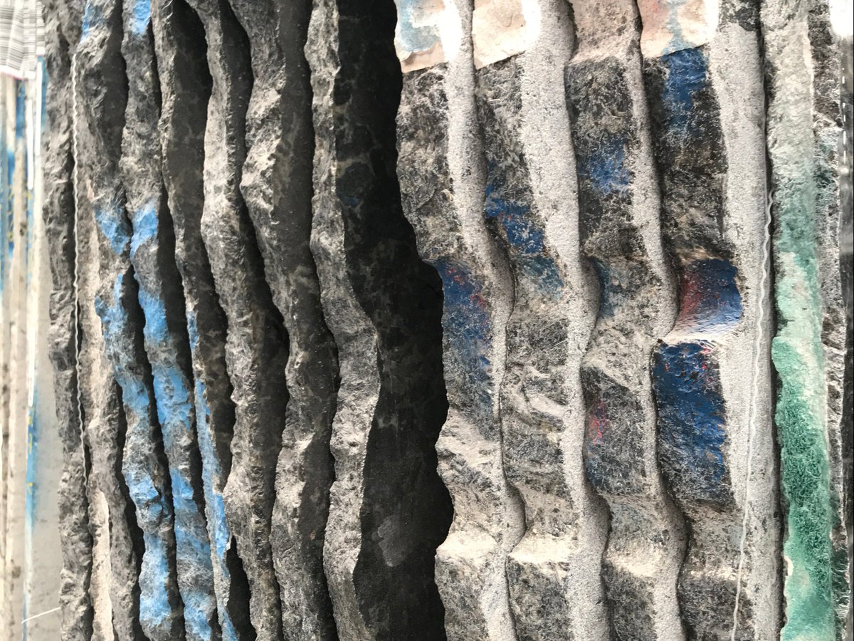 uwfundament's tweet photo. Natuursteen en composiet zijn op vele manieren toepasbaar in een ontwerp: van gevelbekleding, vloeren, wanden, tot aan werkbladen spoelbakken. Afgelopen week heeft Yvonne een bezoek gebracht aan de marmergroeves van @GrupoCosentino. 
#hetfundamentarchitectuur #hfa #winterswijk https://t.co/9FyH37MOel