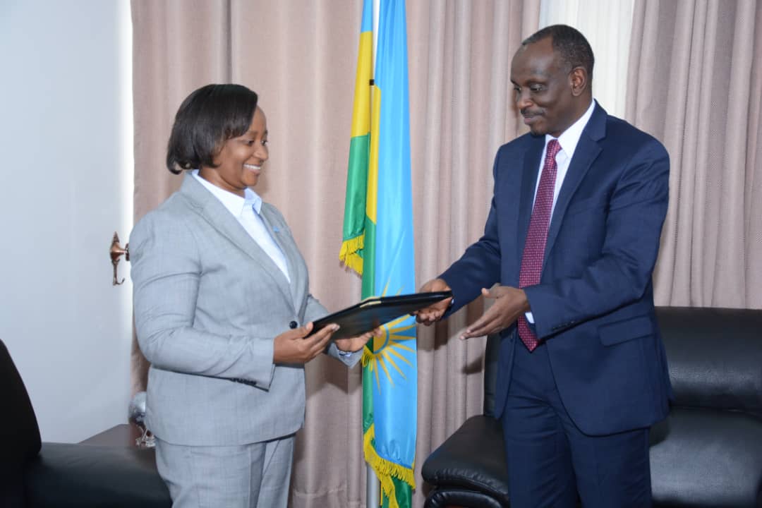 WHORwanda's tweet photo. On 22/05, Dr Kasonde Mwinga, New appointed WHO Representative for Rwanda presented credentials to Minister of Foreign Affairs&amp;International Cooperation, Dr Richard Sezibera. They reaffirmed their joint commitment to support the country for better health&amp;wellbeing of communities https://t.co/Jdy59Coemy