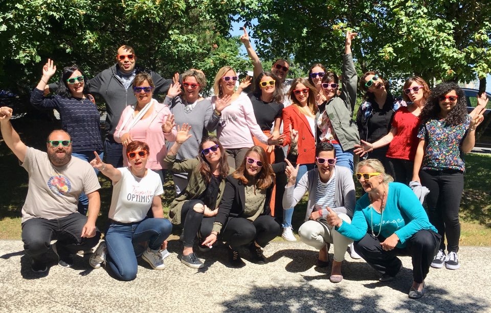 Preventica's tweet photo. #EnDirect de #PrevParis : Nous remercions tous les exposants pour leur présence à #Preventica Paris ! Et pour cette dernière journée, partagez avec nous une photo de votre équipe avec vos #PairesDeLunettes colorées avec le #ColorPrevParis :) https://t.co/xpzkttbCi0