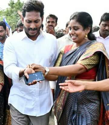 ShailajaReddi's tweet photo. Congratulations and all the best Our beloved politicl super start YS JAGAN ANNA 💥⚘⚘⚘
#ElectionResults2019
#APNeedsYSJagan
#AnnaVastunnadu
#Shailaja_Reddy
#FreeAPFromTDP
#ByeByeBabu
@ysjagan @YSRCParty #YSJagan
#APCMYSJagan
#HonourableCMYSJagan
#APKingYSJagan
#AnnaVachadu https://t.co/RKsBsgak8h