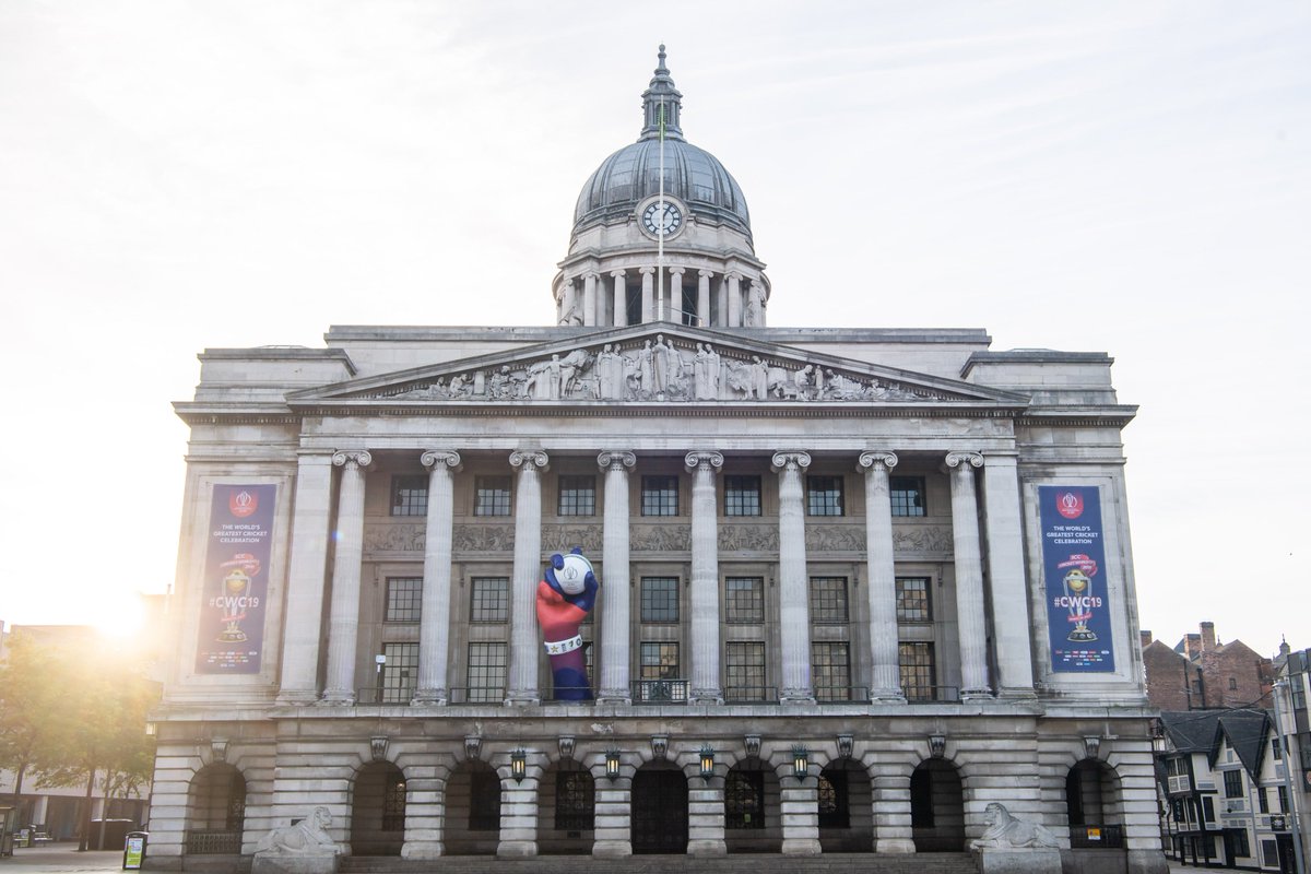 MarketingNottm_'s tweet photo. πHave you been to Old Market Square today? #Nottingham is the only city in the world to have a 'Spectacular' - a 6m sculpture on the Council House marking 1 week to go until the ICC Cricket World Cup. @CHouseEvents @cricketworldcup #GiantCatch #CWC19 > https://t.co/YkHarfaUcf https://t.co/hiLWcauBc3