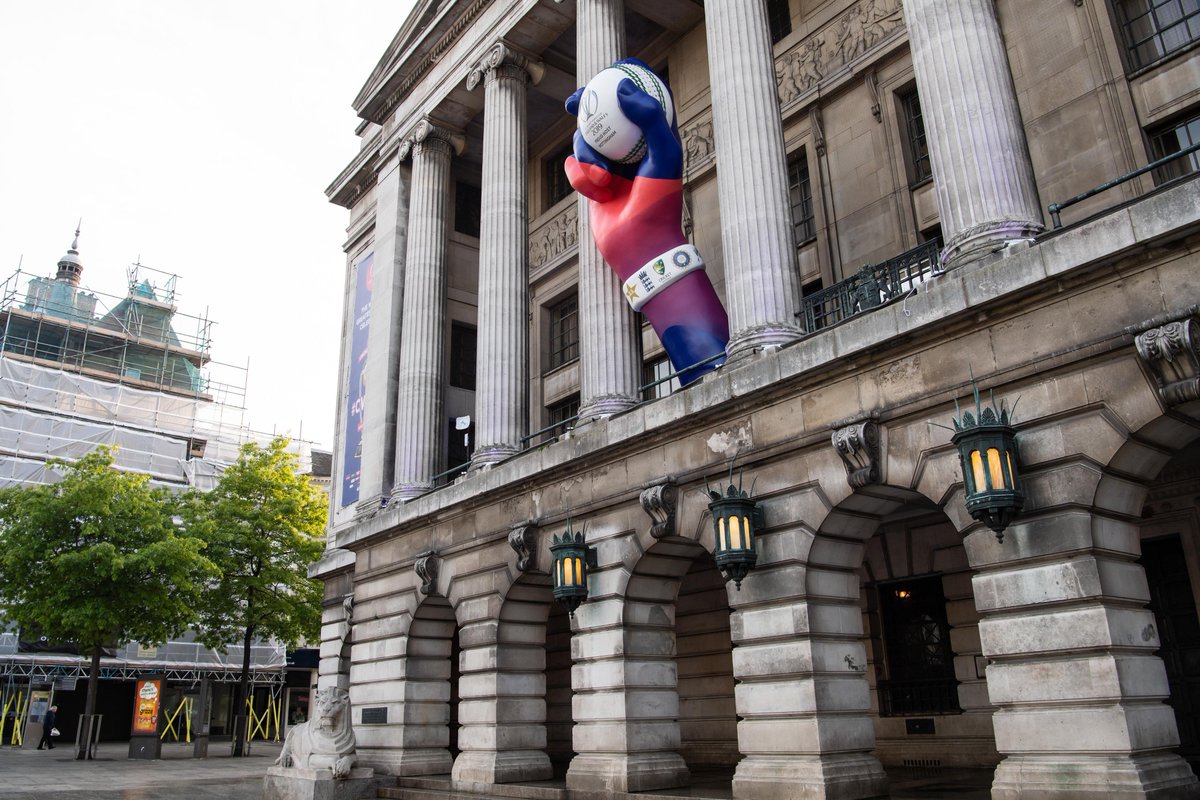 MarketingNottm_'s tweet photo. πHave you been to Old Market Square today? #Nottingham is the only city in the world to have a 'Spectacular' - a 6m sculpture on the Council House marking 1 week to go until the ICC Cricket World Cup. @CHouseEvents @cricketworldcup #GiantCatch #CWC19 > https://t.co/YkHarfaUcf https://t.co/hiLWcauBc3