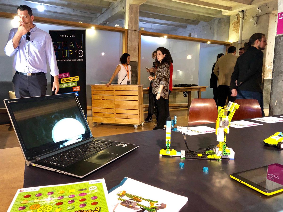 Edelvives's tweet photo. Arrancamos #SteamItUpEdelvives con Juan Carlos Espinar, gerente de ibérica Edelvives en el escenario. #NextSTEAMEdelvives @EdelvivesPRO https://t.co/ZQZsDB8jRI